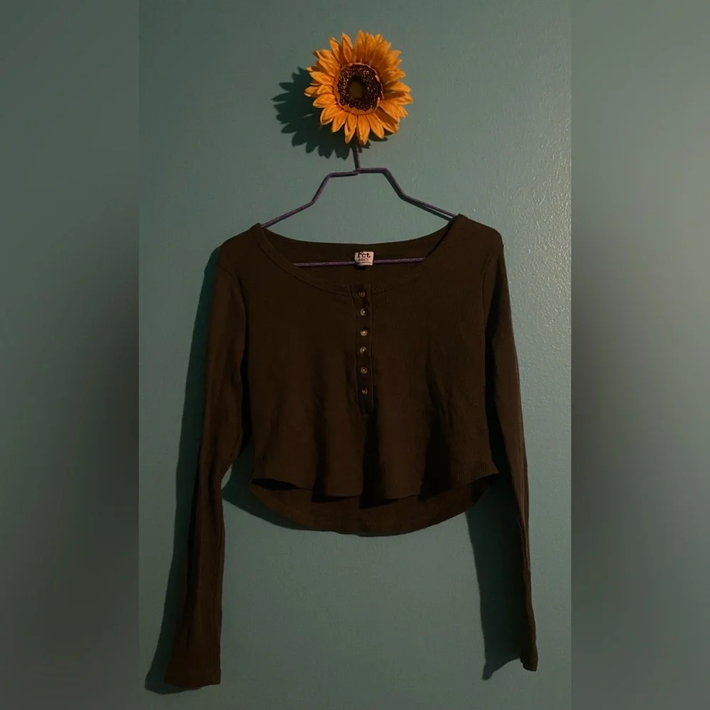 Olive green button top - Picture 1 of 3